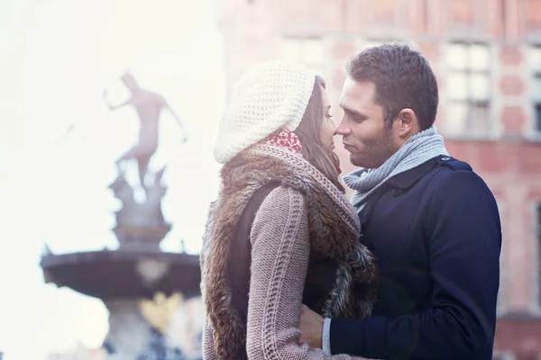 Casal jovem beijando em Gdansk — Fotografia de Stock