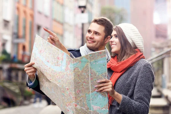 Bonita pareja de turismo con mapa — Foto de Stock