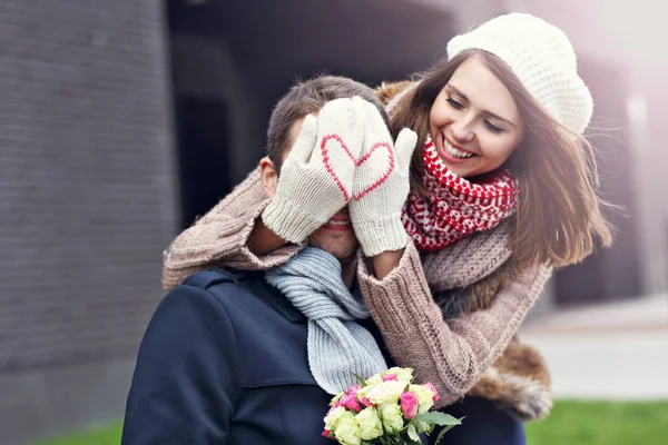 Pareja joven con flores citas en la ciudad —  Fotos de Stock