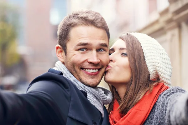 Giovane coppia prendendo selfie — Foto Stock