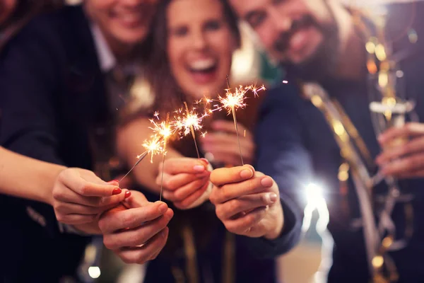 Grupo de amigos se divertindo com sparklers — Fotografia de Stock