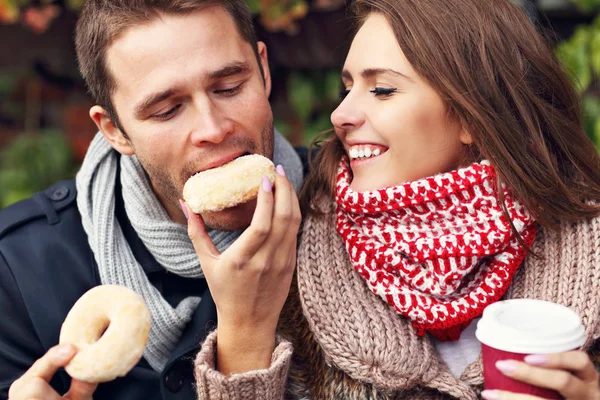 Jeune couple avec café — Photo