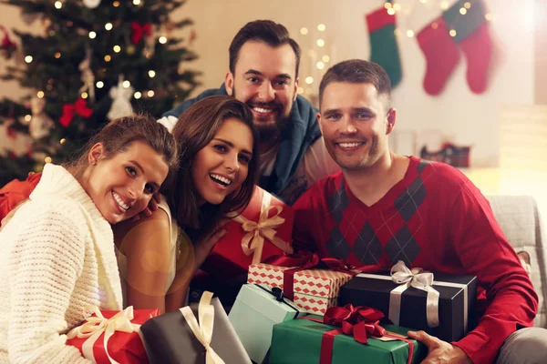 Grupo de amigos com presentes de Natal — Fotografia de Stock