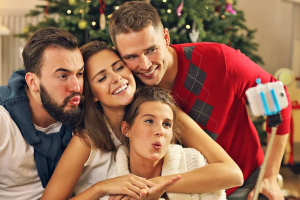 Amigos tomando selfie durante o Natal — Fotografia de Stock