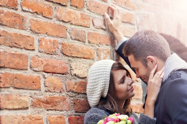 Mladý pár na datum v městě — Stock fotografie