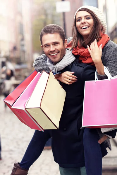 Casal jovem compras — Fotografia de Stock