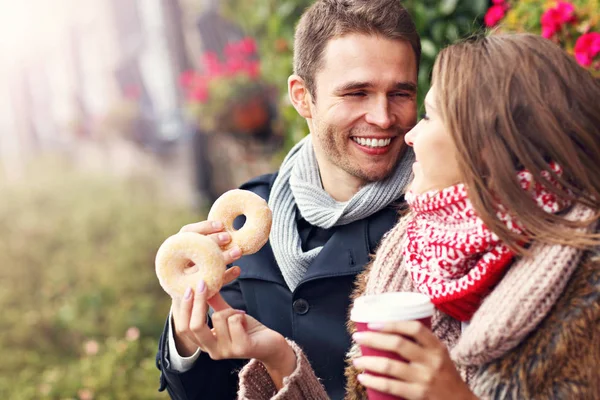 Молодая пара с пончиками — стоковое фото
