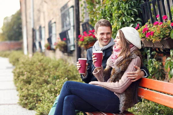 Giovane coppia con caffè — Foto Stock