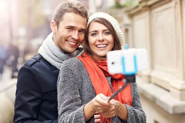 Jeune couple prenant selfie — Photo