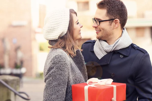 Young couple with big present in the city — Stock Photo, Image