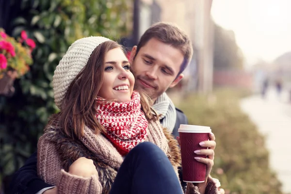 Jeune couple avec café — Photo