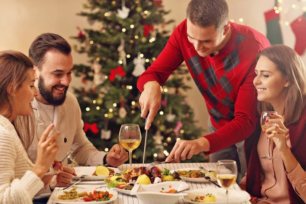 Grupo de amigos comemorando o Natal — Fotografia de Stock