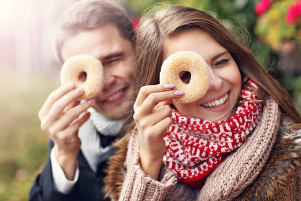 Jong koppel met donuts — Stockfoto