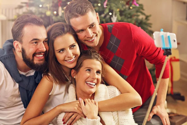 Amigos tomando selfie durante o Natal — Fotografia de Stock