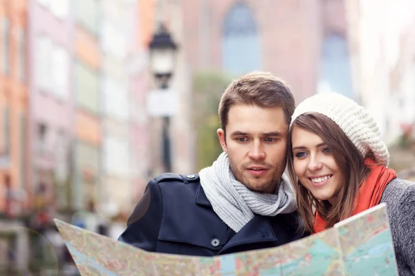 Bonita pareja de turismo con mapa — Foto de Stock