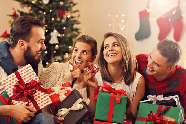 Grupo de amigos comemorando o Natal — Fotografia de Stock