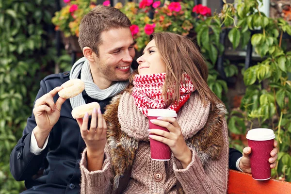 Giovane coppia con caffè — Foto Stock