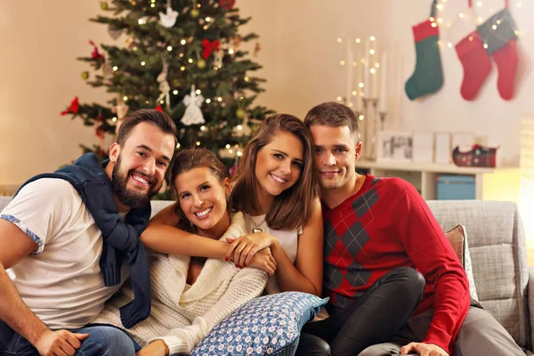 Grupo de amigos comemorando o Natal — Fotografia de Stock