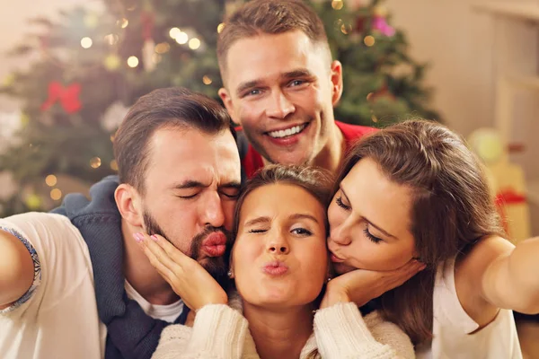 Amigos tomando selfie durante o Natal — Fotografia de Stock