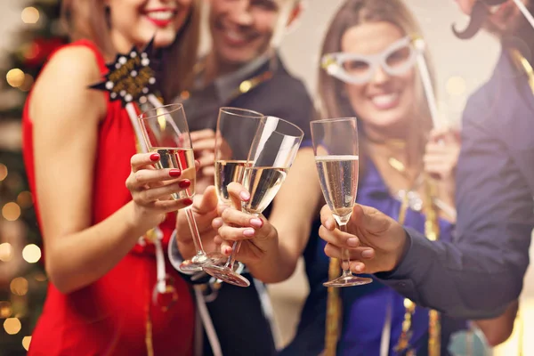 Grupo de amigos comemorando o Ano Novo — Fotografia de Stock