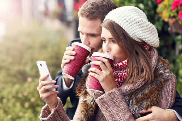 Junges Paar mit Kaffee — Stockfoto