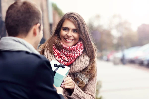 Young couple with present in the park — Stock Photo, Image