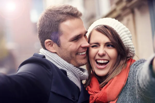 Pareja joven tomando selfie — Foto de Stock