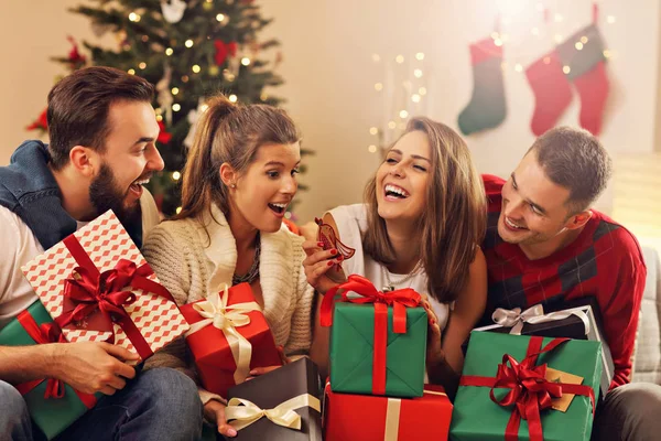 Gruppo di amici che celebrano il Natale — Foto Stock