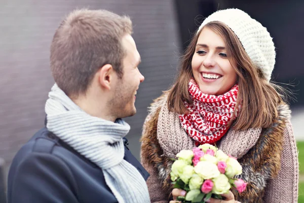 Casal jovem com flores namoro na cidade — Fotografia de Stock