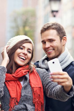 Genç çift selfie çekiyor. 