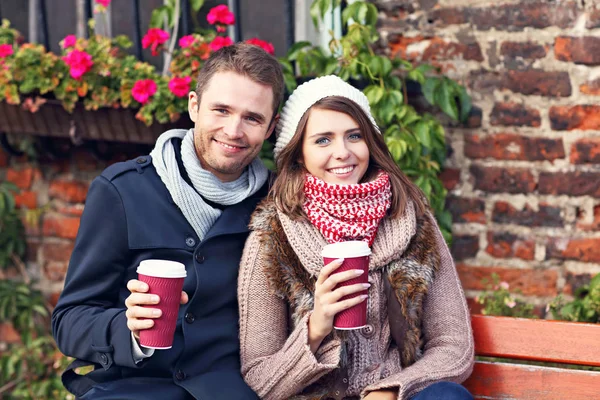 Jovem casal com café — Fotografia de Stock