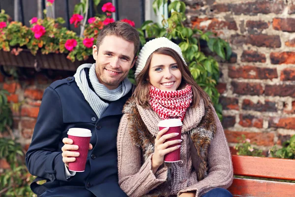 Jong koppel met koffie — Stockfoto