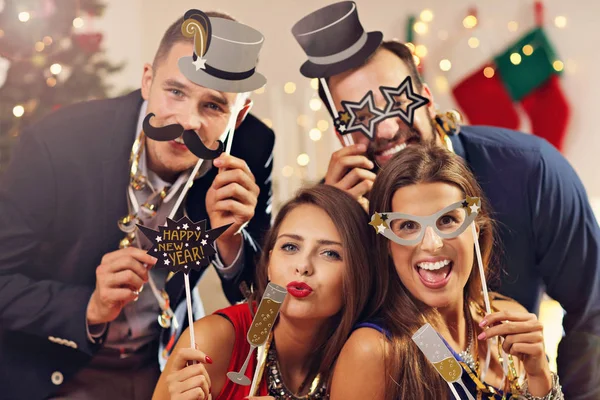 Grupp av vänner som firar nyår — Stockfoto