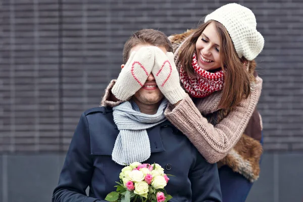 Jeune couple avec des fleurs datant de la ville — Photo