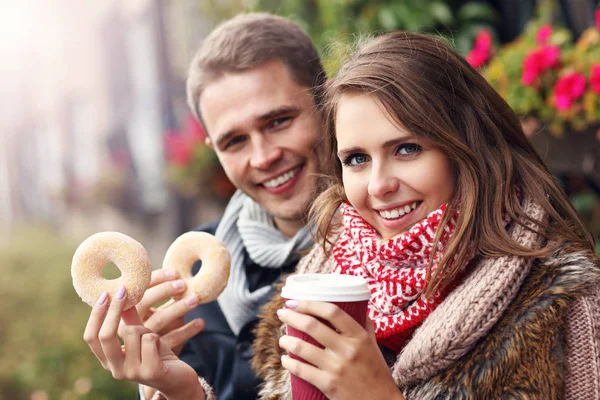 Junges Paar mit Donuts — Stockfoto