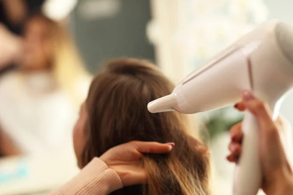 Kadeřnice s vysoušečem vlasů — Stock fotografie