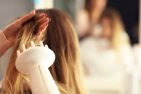 Kadeřnice s vysoušečem vlasů — Stock fotografie