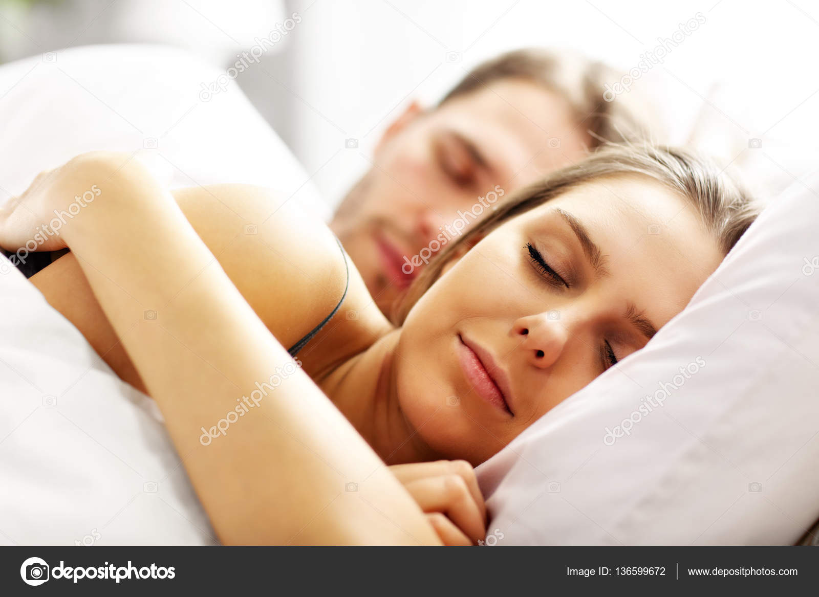 Сонник приснился бывший. Сонник бывший. Что означает если снится бывший. Мужчина спит. Сонный мен дэ.