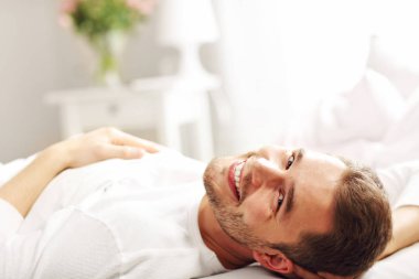 yakışıklı adam yatakta yatan