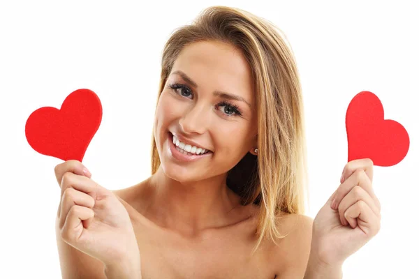 Hermosa mujer posando con corazones — Foto de Stock