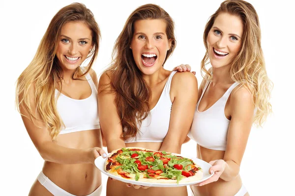 Pizza ile poz mutlu sağlıklı kadınlar — Stok fotoğraf
