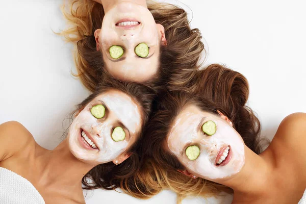 Yüz maskeleri ile üç arkadaş