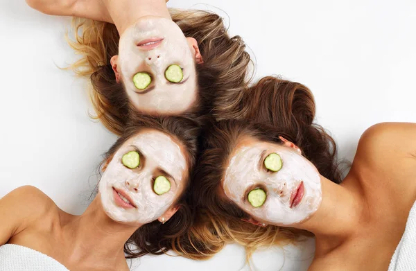 Tre amici con maschere facciali — Foto Stock