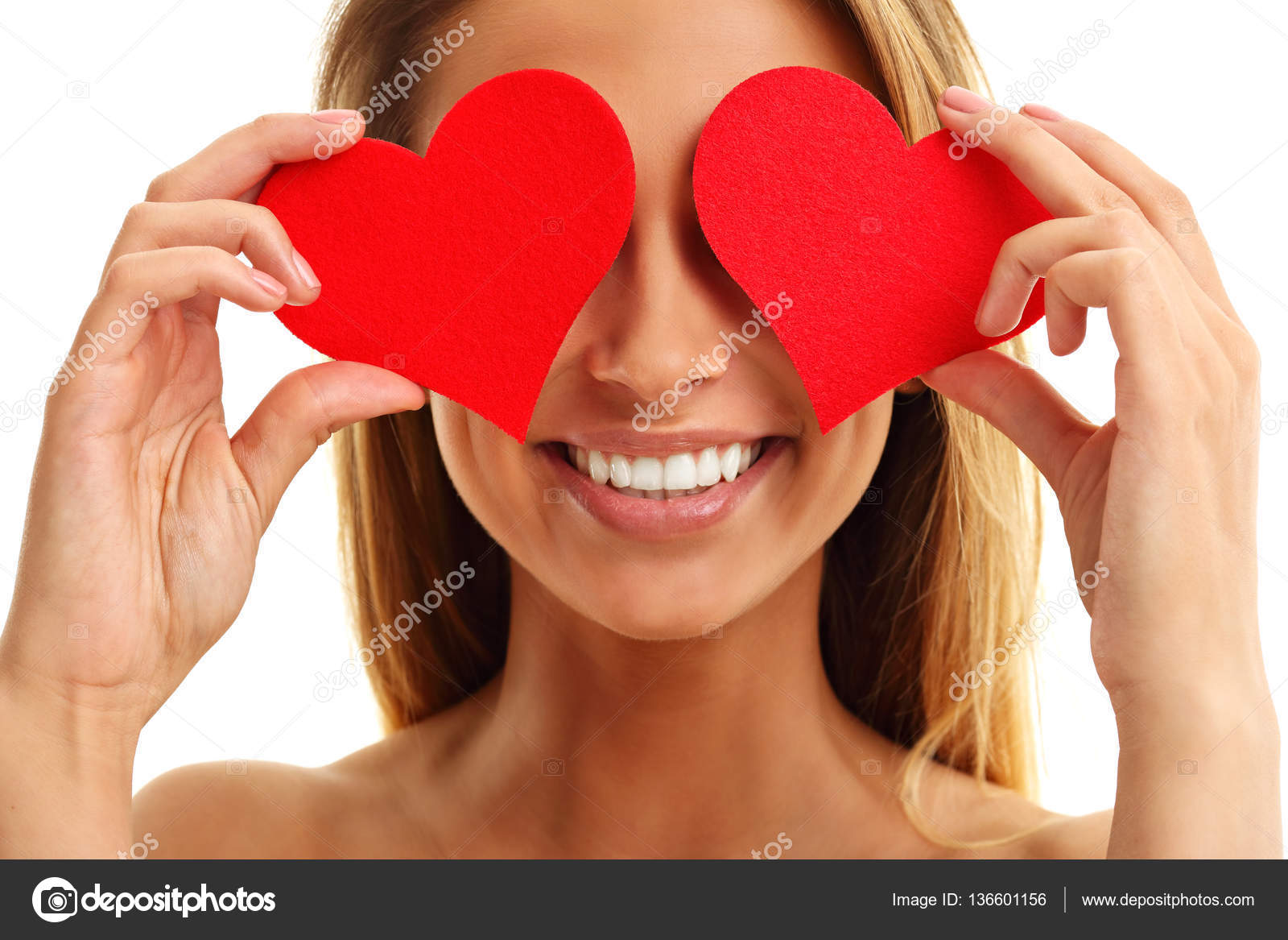 милые кавказские пары. девушка прикрывает глаза рукой. поцелуй. закрыть лицо сердечком. сердце с глазами.