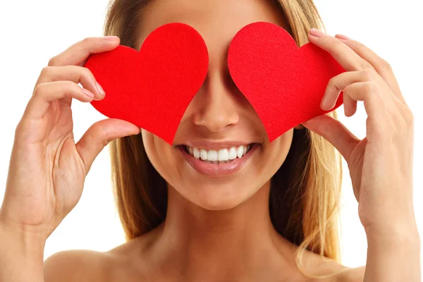 Mujer hermosa cubriendo los ojos con corazones — Foto de Stock