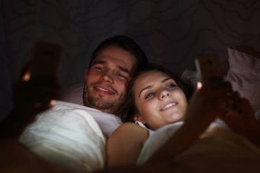 Genç çift akıllı telefonlar kullanarak 