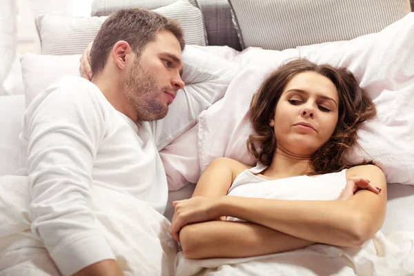 Casal infeliz discutindo na cama — Fotografia de Stock