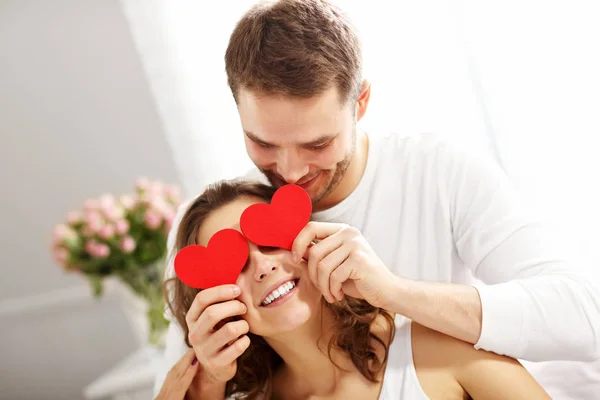 Pareja juguetona en el dormitorio — Foto de Stock