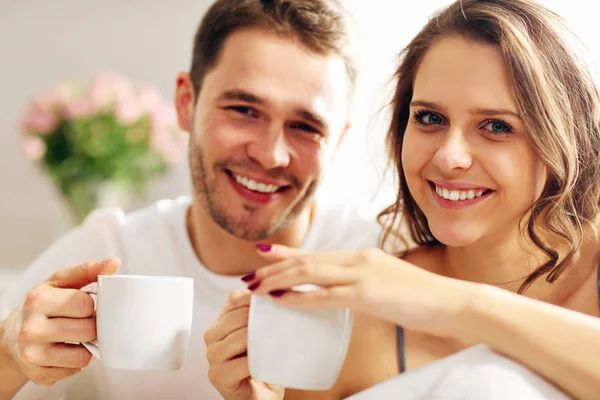 Joven pareja bebiendo café — Foto de Stock