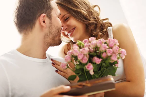 Homem dando flores e presente para a mulher — Fotografia de Stock